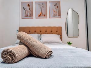 a bedroom with a bed with a blanket and a mirror at Flat moderno com churrasqueira próximo à Unifebe in Brusque