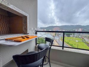 a balcony with a bar with a view of a city at Flat moderno com churrasqueira próximo à Unifebe in Brusque
