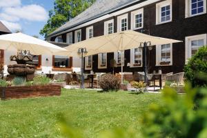 レンツキルヒにあるBoutiquehotel Ochsenの庭の前に傘が置かれた建物