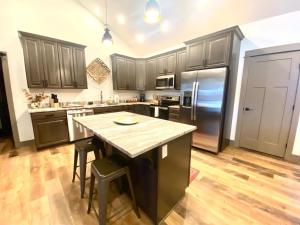 a kitchen with a large island with a counter top at Comfy 4 Bdrm House with Air Conditioning in Corvallis