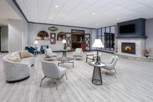 a lobby with furniture and a fireplace at Holiday Inn Quincy by IHG in Quincy