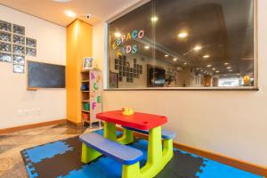a classroom with a table and two chairs at Hotel Metropolitan Canoas in Canoas