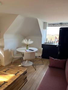 Zona d'estar a Maison Anna Clara - stijlvol gerenoveerd appartement met parkzicht in Nieuwpoort