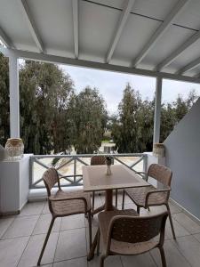 a patio with a table and chairs on a balcony at Το Αίθριο in Galissas