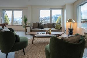 ein Wohnzimmer mit Sofa, Stühlen und einem Tisch in der Unterkunft View Pilatus-Luxus-Maisonette mit Pilatusblick - 6 Personen - PP in Luzern