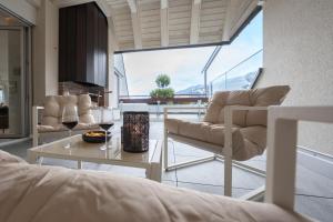 ein Schlafzimmer mit einem Bett, zwei Stühlen und einem Tisch in der Unterkunft View Pilatus-Luxus-Maisonette mit Pilatusblick - 6 Personen - PP in Luzern