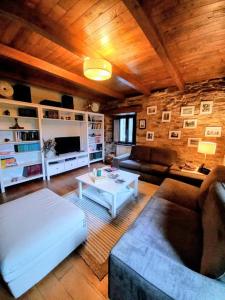 a living room with a couch and a table at Lar das louseiras in Rozabragada