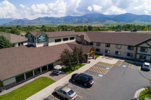 an aerial view of a hotel with cars parked in a parking lot at MountainView Lodge and Suites in Bozeman