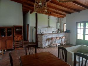 a kitchen and dining room with a table and chairs at Casa Quinta Malu in Gualeguaychú