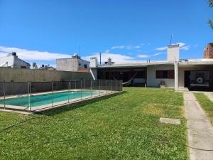a backyard with a swimming pool and a fence at Casa Quinta Malu in Gualeguaychú