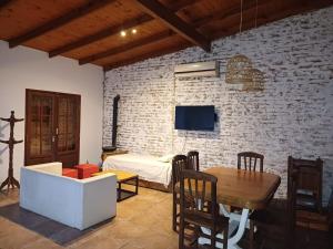 a living room with a bed and a table at Casa Quinta Malu in Gualeguaychú