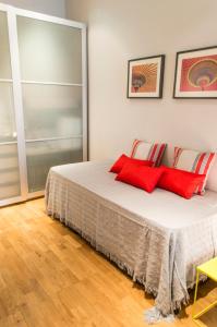 マドリードにあるFor You Rentals Centro de Madrid apartment LM7のベッドルーム1室(赤い枕のベッド1台付)