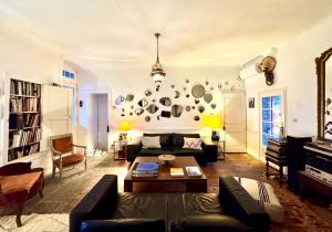 a living room with a couch and a table at Chambre 2 personnes Maison Saint Jean in Château-Chalon