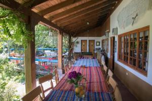 un comedor largo con una mesa larga con flores. en Casa Chueca - DiVino, en Talca