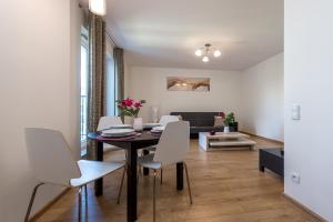 Posedenie v ubytovaní P&O Apartments Wola Tarasy