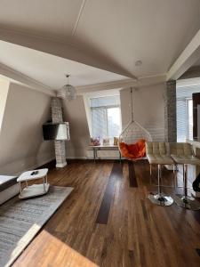 a living room with a couch and a table at Columna Central Park Apt in Chişinău