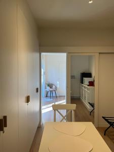 a living room with a table and a kitchen at Villa Kokeliko in Kuurne