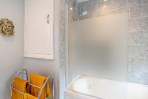 a bathroom with a tub and a shower with orange towels at 1 Bed in Elton oc-dctco in Elton +7 photos