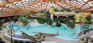 a large indoor swimming pool in a shopping mall at Hyggehuus Tossens - Küste33 41 in Tossens