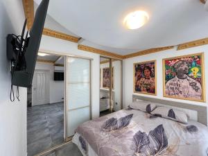 a bedroom with a bed and a flat screen tv at Columna Central Park Apt in Chişinău