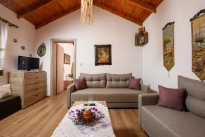 a living room with a couch and a table at Villa Suzana in Mikrós Prínos