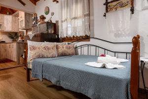 a bedroom with a bed with two towels on it at Villa Suzana in Mikrós Prínos