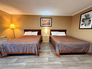 a hotel room with two beds in a room at Heritage Inn - Milpitas in Milpitas