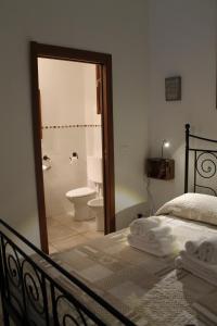 Un dormitorio con una cama y un baño con inodoro. en BoscoBo - Relax & Natura, en Bolonia