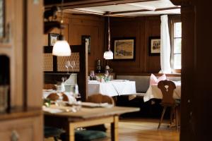 レンツキルヒにあるBoutiquehotel Ochsenのテーブルと椅子のあるダイニングルーム