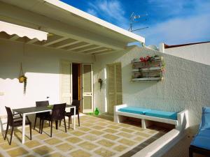 a patio with a table and chairs next to a wall at Residence Orsa Minore in Gallipoli