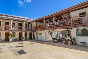 a large courtyard with a deck and a balcony at Pousada Jangadeiro in Porto Seguro
