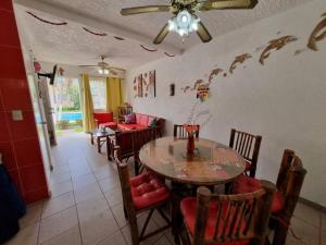 a dining room with a table and chairs at Casa de playa El Artesano in Ixtapa