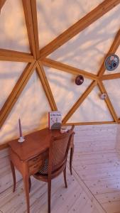 a wooden desk in a room with a ceiling at Dôme géodésique Le petit prince in Le Rousset