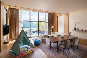 a living room with a table and a couch at Conrad Hangzhou Tonglu in Yinzhu