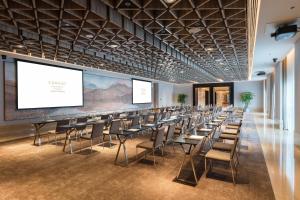 a conference room with chairs and a projection screen at Conrad Hangzhou Tonglu in Yinzhu +56 photos