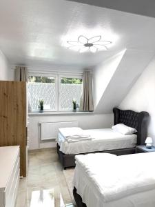 a bedroom with two beds and a window at MIO Apartments Sulzbach in Schnappach