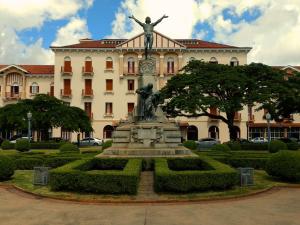 a statue in a park in front of a building at GO 255 Residencial c/ Piscina, Academia e Jacuzzi in Poços de Caldas