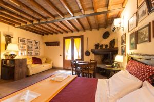 魯菲娜的住宿－Podere Il Poggiolo，客厅配有床、桌子和沙发