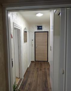 a hallway with a door leading into a room at Apartman Centar 1 in Šabac