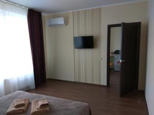 een slaapkamer met een spiegel en een bed met 2 handdoeken bij S&M Apartments - Zarichna in Kiev