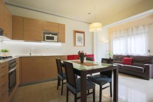 バルセロナにあるApartEasy - Family Apartment Sant Antoniのキッチン、リビングルーム(テーブル、椅子付)