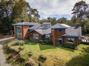 an aerial view of a log house at Casa Bosque Chiloé in Dalcahue