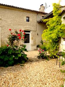 Photo de la galerie de l'établissement The Courtyard Gites en Charente Charmant Avec Piscine et WIFI Parfait en Famille ou En Couple, à Rouillac