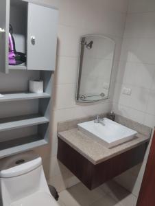 Gallery image of departamento de tres camas in Guayaquil +54 photos
