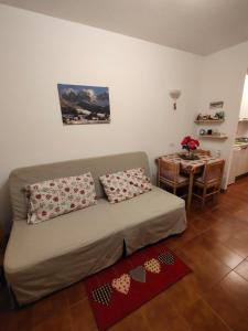 a living room with a couch and a table at Lo Scoiattolo e il Ghiro in Fiumalbo