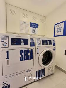a washer and dryer sitting in a room at GO 255 Residencial c/ Piscina, Academia e Jacuzzi in Poços de Caldas +11 photos
