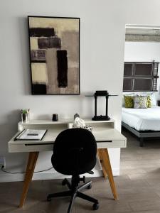a desk with a chair in a room with a bed at Condo "Imagine" - stationnement privé inclus in Quebec City