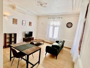 a living room with a table and a couch at Cozy & Lumineux in Marly