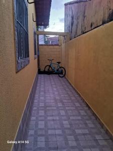a bike parked on the side of a building at Casinha marazul in Itanhaém