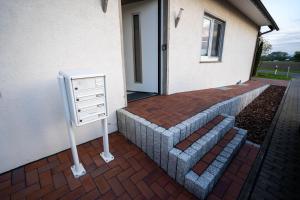 a brick walkway with a dresser next to a house at Ferienwohnung - Ewigkeit in Minden